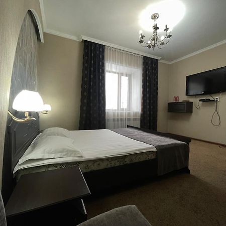 Vip Mini Hotel Semey Buitenkant foto