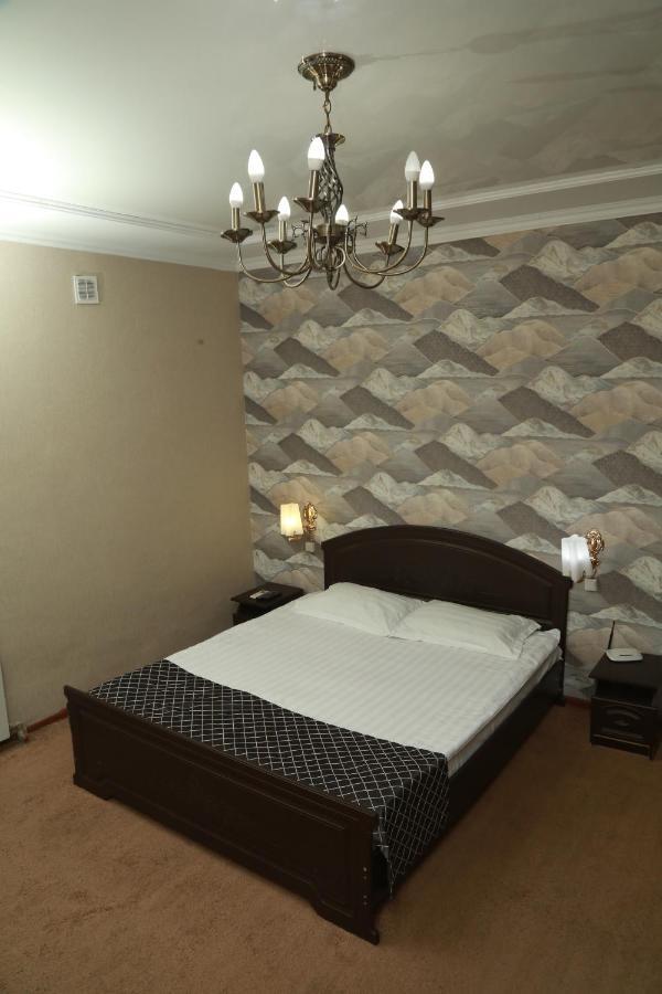 Vip Mini Hotel Semey Buitenkant foto