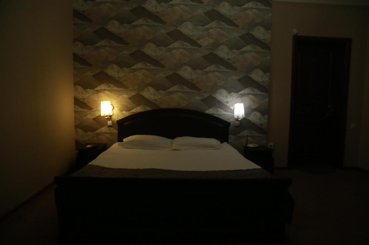 Vip Mini Hotel Semey Buitenkant foto