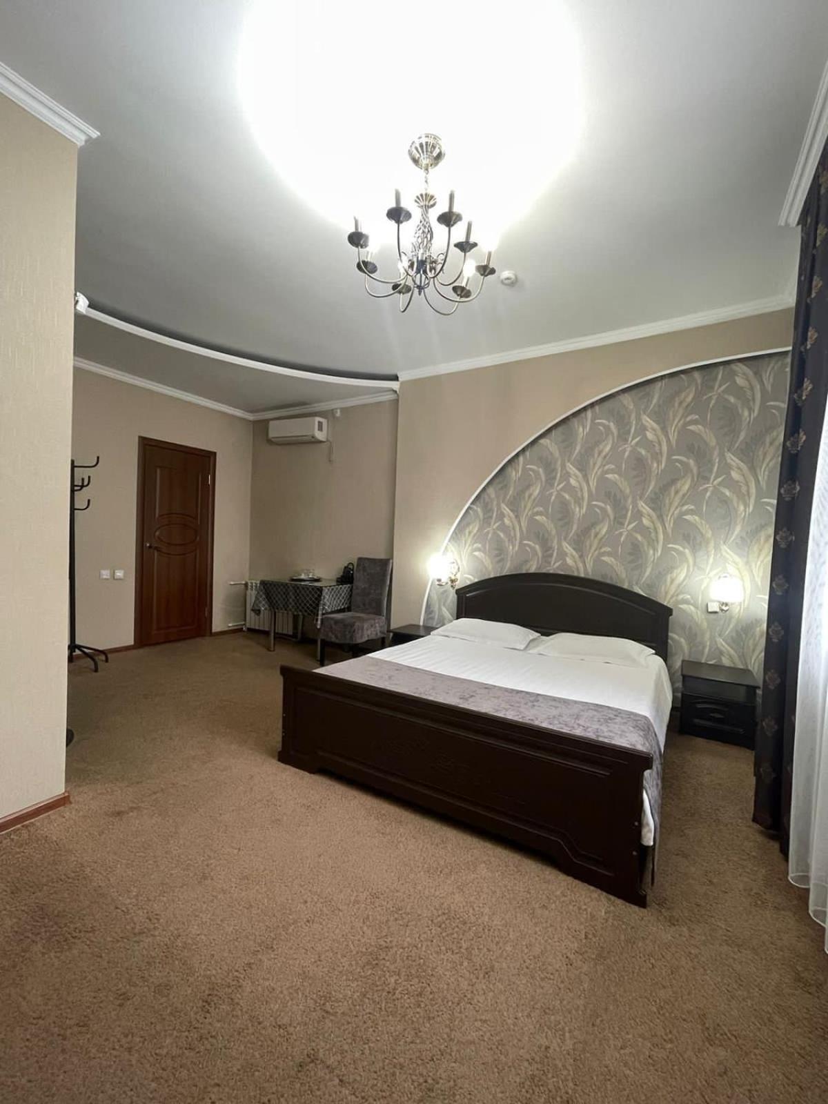 Vip Mini Hotel Semey Buitenkant foto