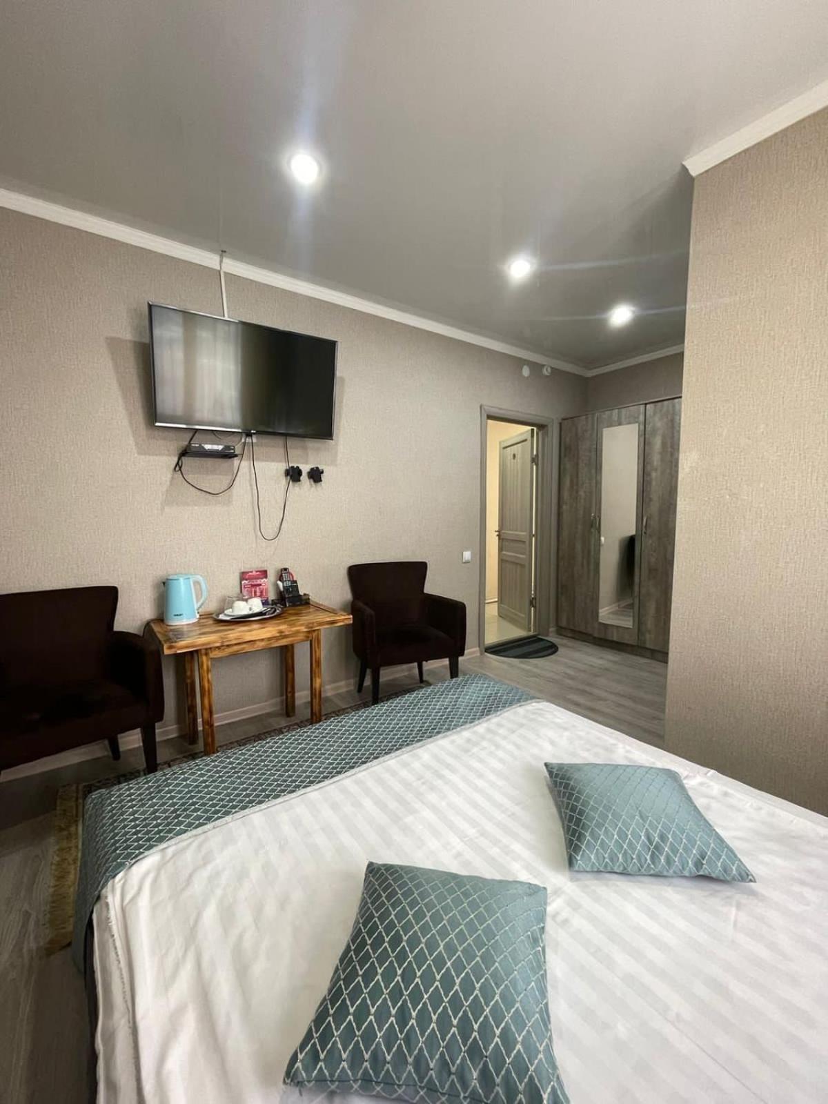 Vip Mini Hotel Semey Buitenkant foto