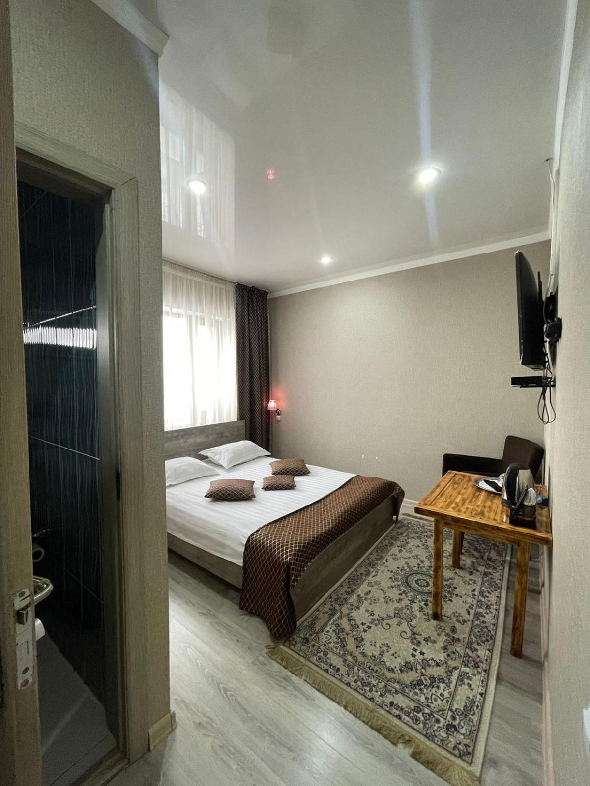 Vip Mini Hotel Semey Buitenkant foto
